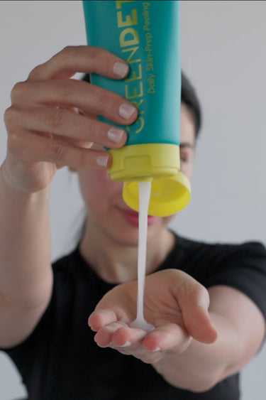 8:50 GreenDetox Peeling Gel squeezed into the palm