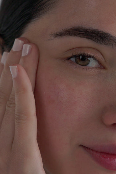 Massaging 8:50 GreenDetox into the skin