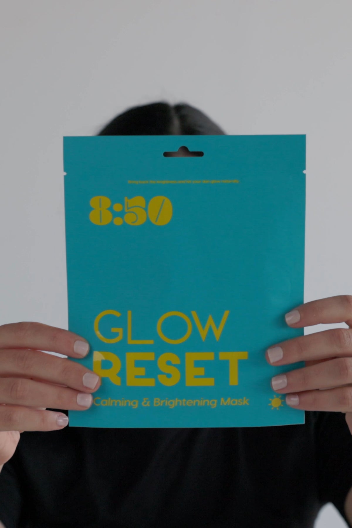 ماسك التفتيح GlowReset من 8:50 مرفوعًا في اليد